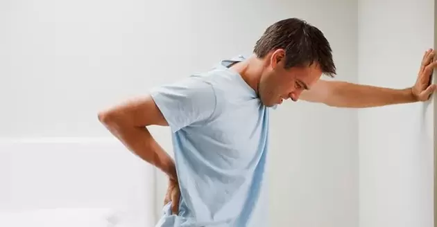 Schmerzen im lumbosakralen Bereich bei einem Mann sind ein Zeichen einer chronischen Prostatitis
