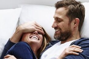 Ein Mann mit einer Form der abakteriellen Prostatitis profitiert von intimer Intimität mit einer Frau